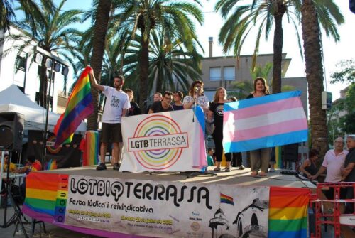 <p>Escenari a la plaça Salvador Espriu, després de la primera manifestació pels carrers de Terrassa en el marc de la jornada lúdica i reivindicativa organitzada per LGTB Terrassa, Dona Més Dona i ACORD el 23 de juliol del 2016.</p>
