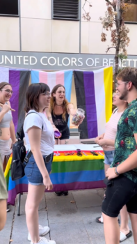 <p>Fotograma del vídeo de la celebració del dia de la visibilitat no-binària el 2022, publicat a Instagram per LGTBIA+ Terrassa i preservat a l’arxiu de la ciutat.</p>
